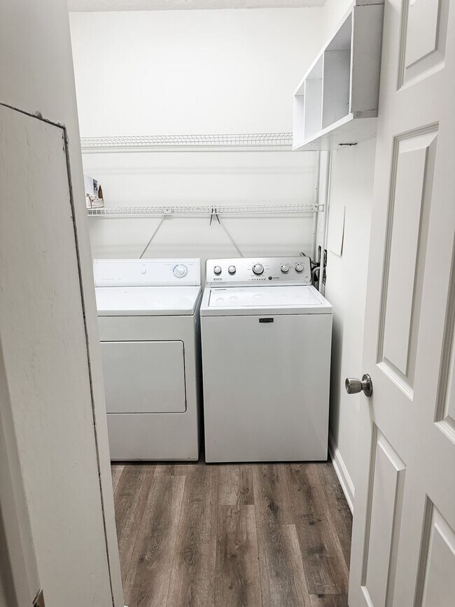 Building Photo - Spacious Renovated 3-Bedroom Condo Near UT...