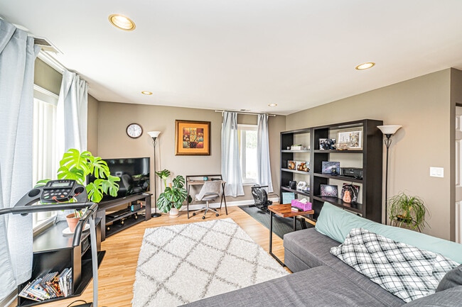 Building Photo - 1553 Cove Dr