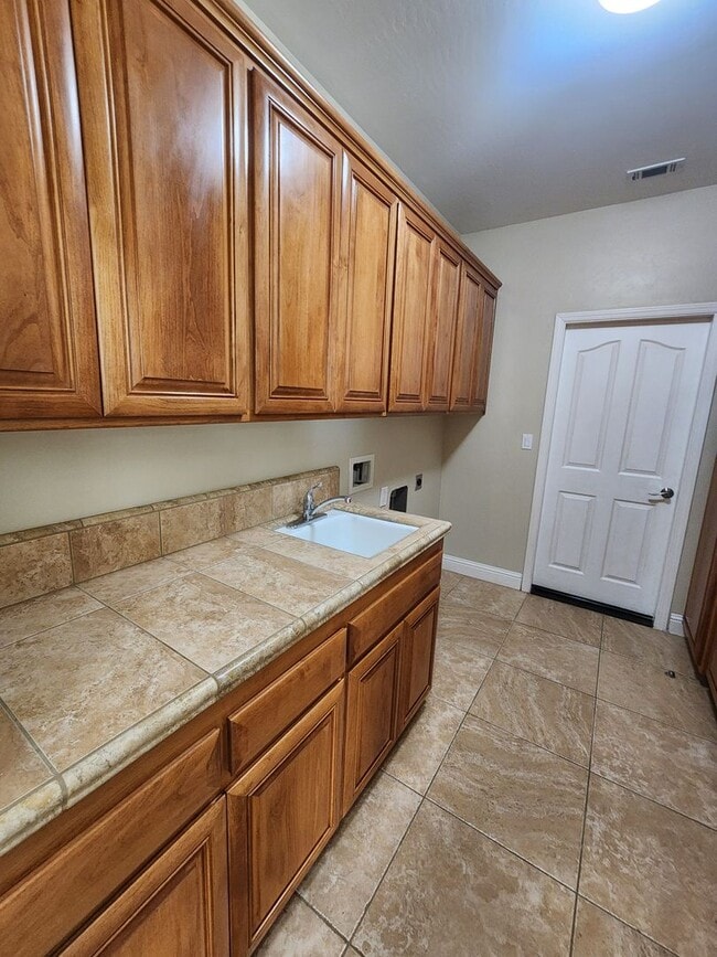 Building Photo - Gorgeous and Spacious 4 Bedroom Home