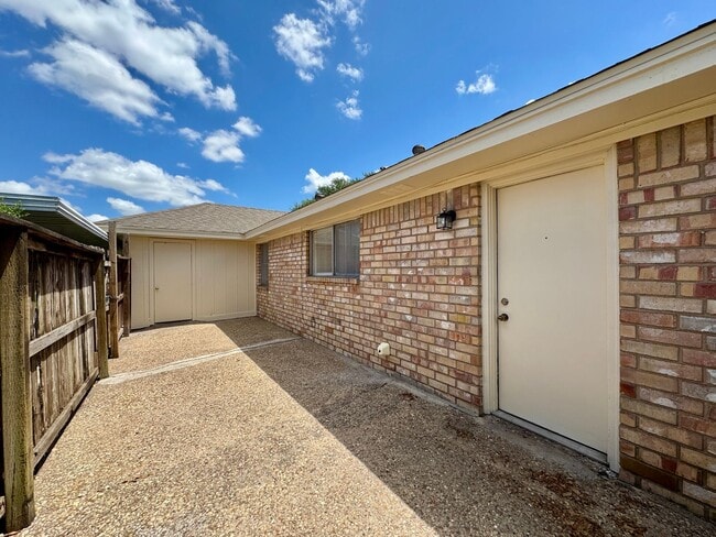 Building Photo - Duplex
