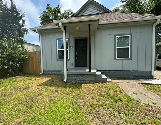 Building Photo - Gorgeous 3 bedroom 2 bathroom home