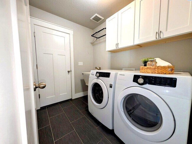 Building Photo - 4 BED HOME FOR RENT IN BENTON CITY MOVE-IN...