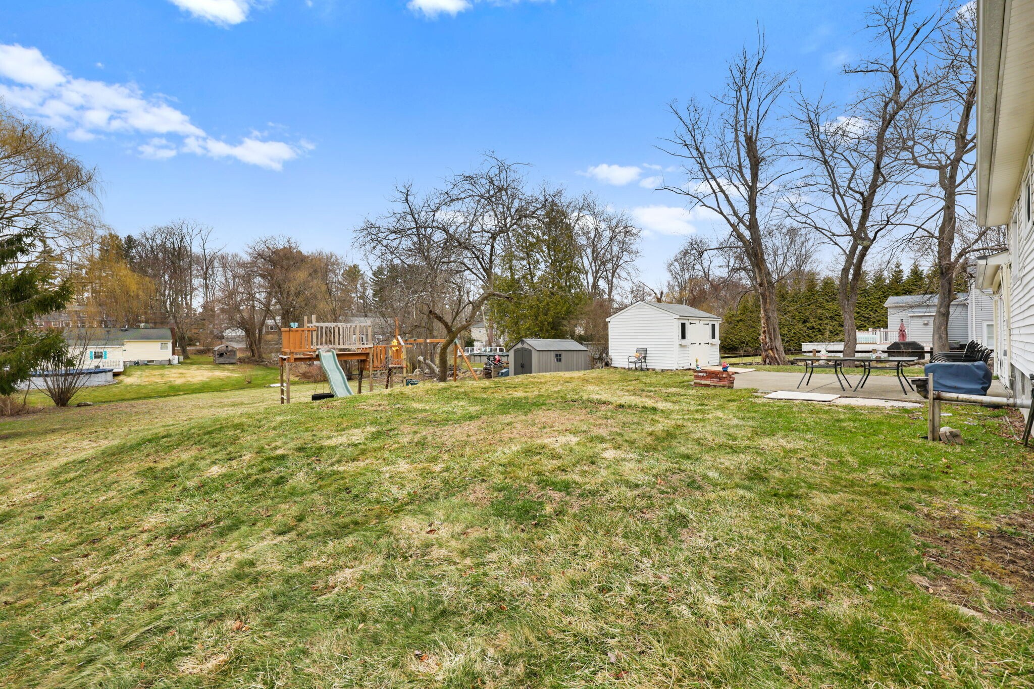 Building Photo - 2881 Meadowcrest Dr