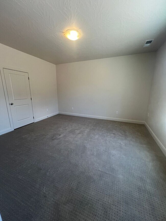 Building Photo - Stunning 5 bedroom, 2.5 bathroom home in d...