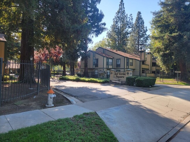Building Photo - 2 bed 1 bath condo available in Natomas area
