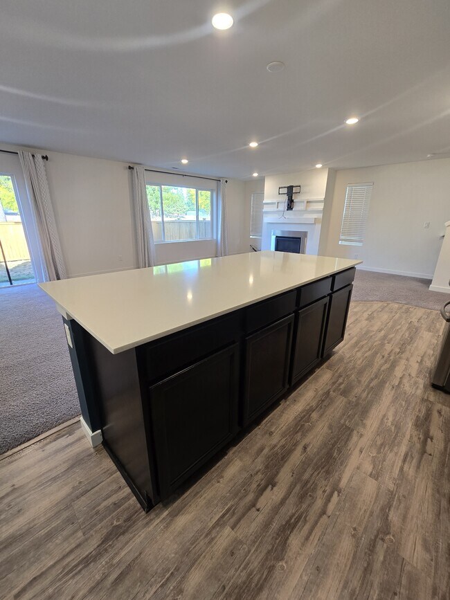 Building Photo - 903 Vine Maple Dr SE