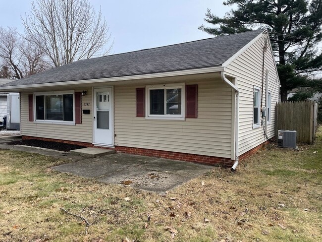 Building Photo - 1747 Benjamin Rd