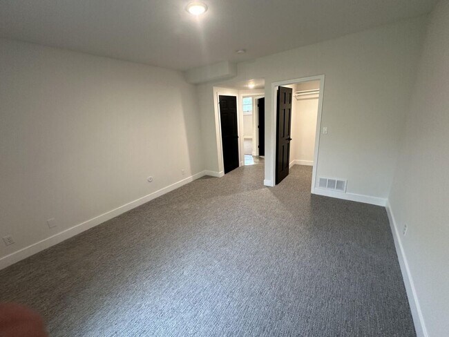 Building Photo - 5 Bed 4 Bath Home fenced yard