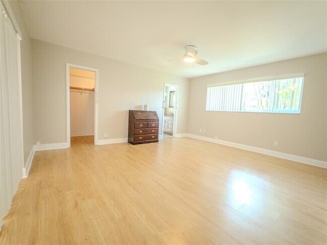 Building Photo - 560 SW 62nd Ave