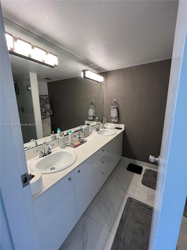 Building Photo - 13499 Biscayne Blvd