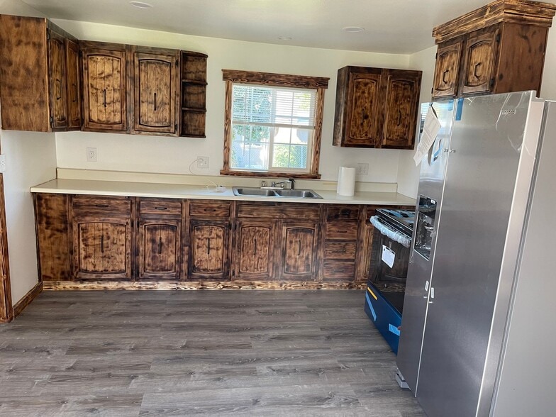 Building Photo - 462 W Ballf St