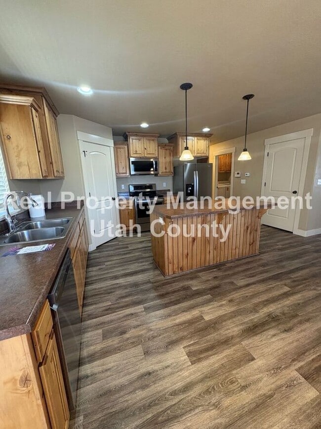 Building Photo - 2083 N Raspberry Dr