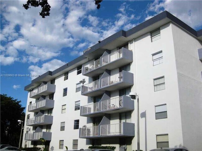 Building Photo - 1801 S Treasure Dr