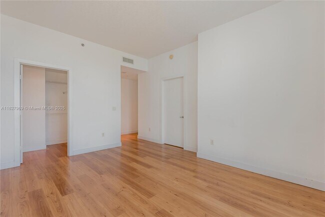 Building Photo - 1060 Brickell Ave