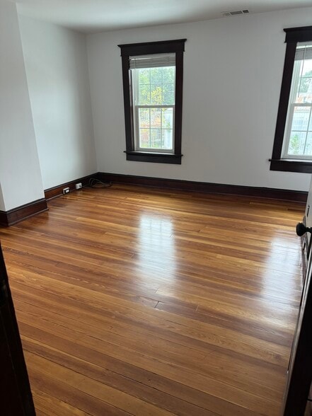 Master bedroom - 925 Francis Scott Key Hwy