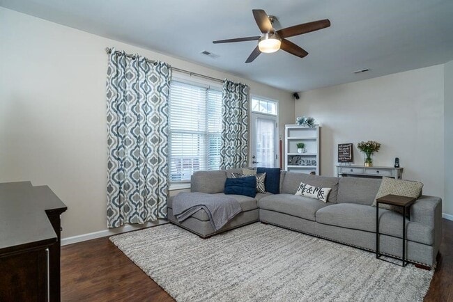 Building Photo - Spacious Luxury Townhome! Outstanding Location!