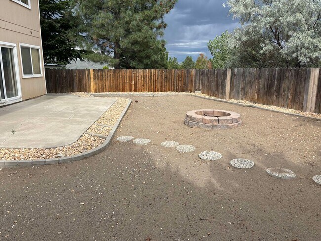 Building Photo - 4 bedroom 2.5 bath in NW Suburban Reno