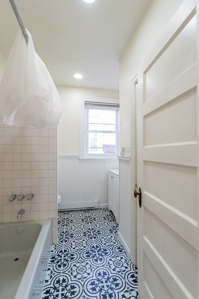 Building Photo - 5003 Pine St