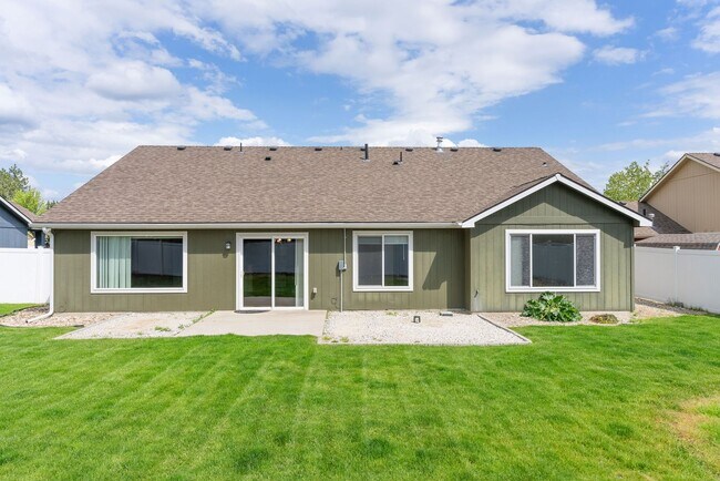 Building Photo - 3 Bedroom Home with a 3 Car Garage in Deer...