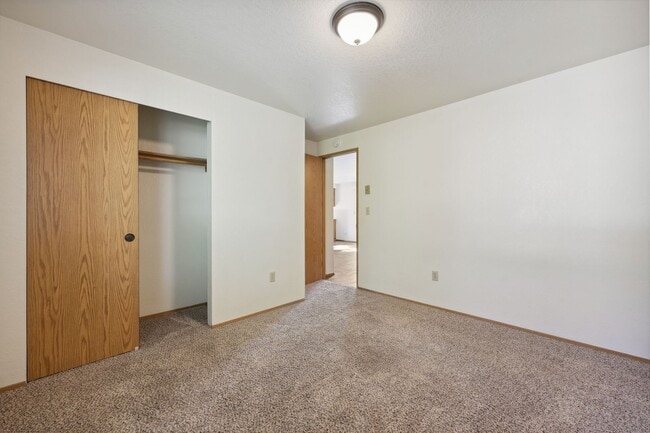 Building Photo - Move in ready now! West side cutie! 2 bed,...