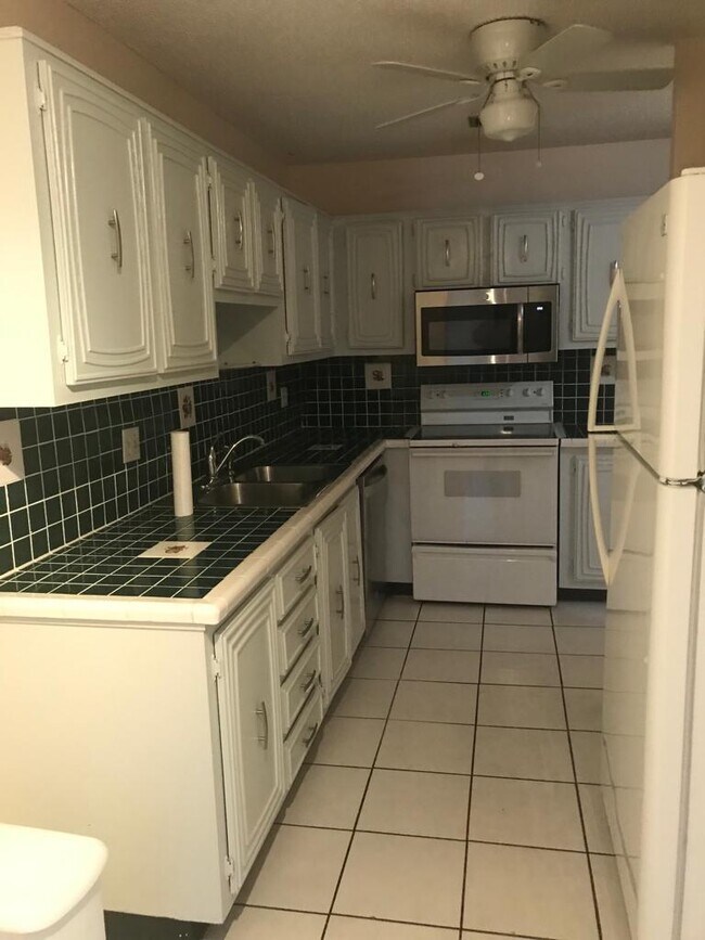 Building Photo - 20886 Vinesta Cir
