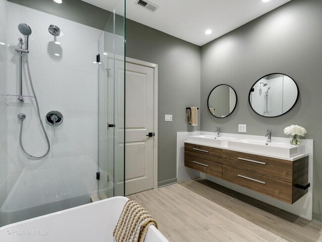 Building Photo - 6035 W North Ave