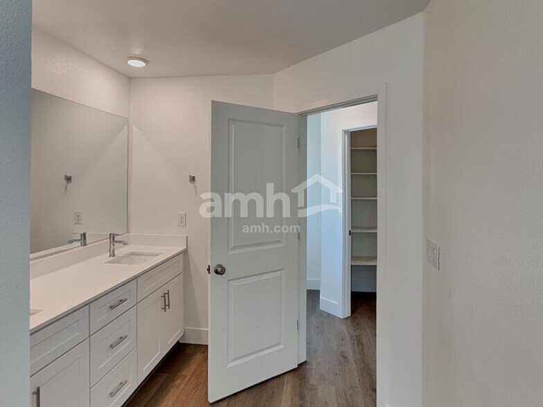 Building Photo - 7794 Hickory King Ave