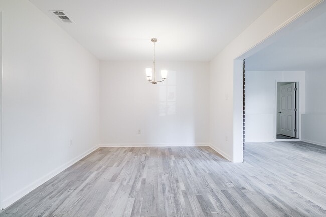 Building Photo - 925 Staley Ave