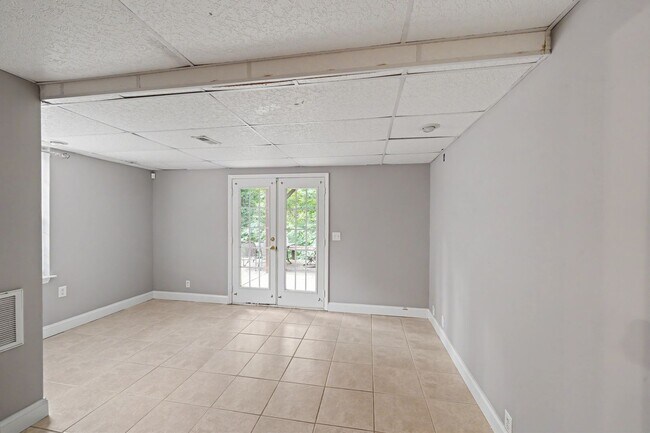 Building Photo - Exceptional 5-Bedroom Home with Finished Basement in Prime Location!