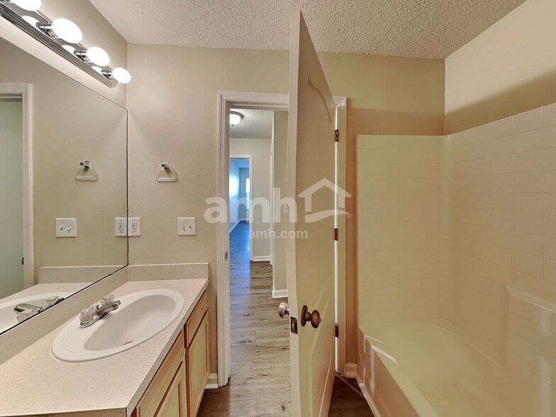 Building Photo - 1433 Heather Ct