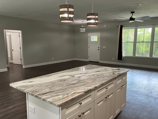 Building Photo - Upgraded New 3 Bedroom, 2 Bath home in Emerald Cove