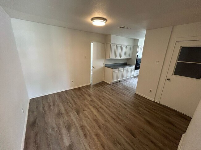 Building Photo - Modern living meets exceptional comfort