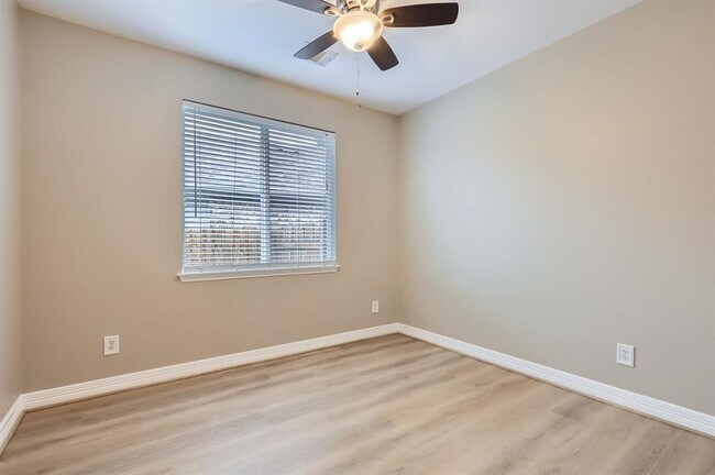 Building Photo - 20321 Wayzata Ct