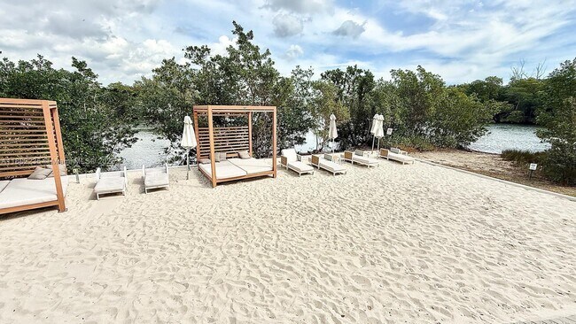 Building Photo - 16385 Biscayne Blvd