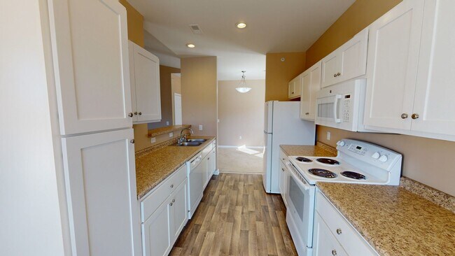 Building Photo - Second Floor Rear View 3 Bedroom in a Gate...