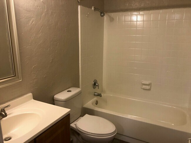 Building Photo - 3017 Oak Hammock Ln