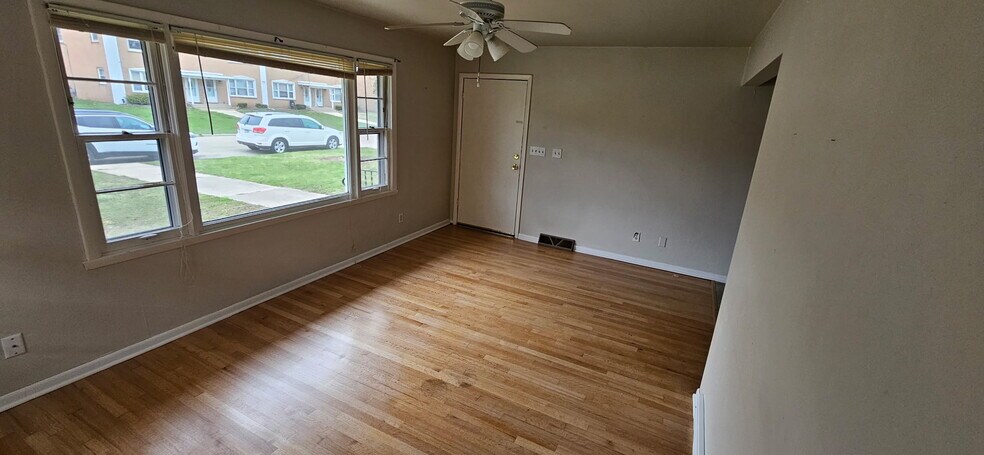 Building Photo - 5841 Garrett Ln