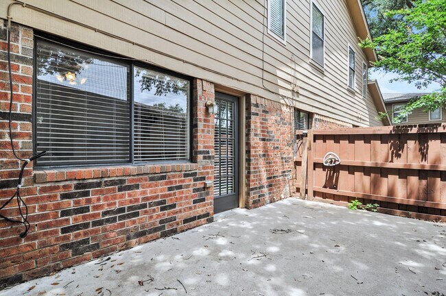 Building Photo - Beautiful Gated Townhome Great Location