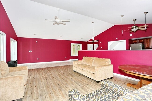 Building Photo - 80 Old Quaker Hill Rd