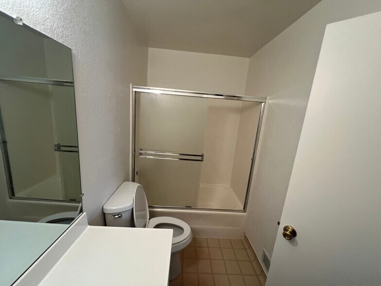 Building Photo - 945 Marietta Ct