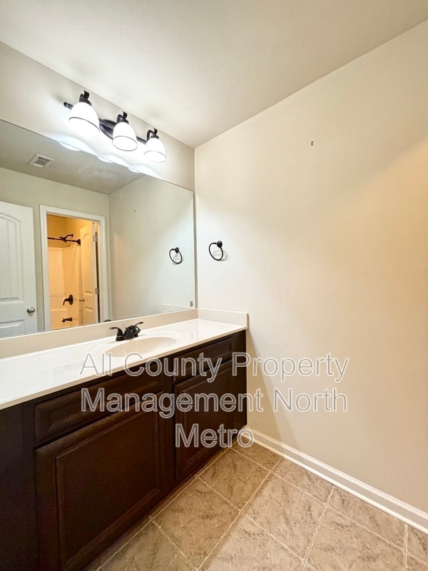 Building Photo - 711 Flag St