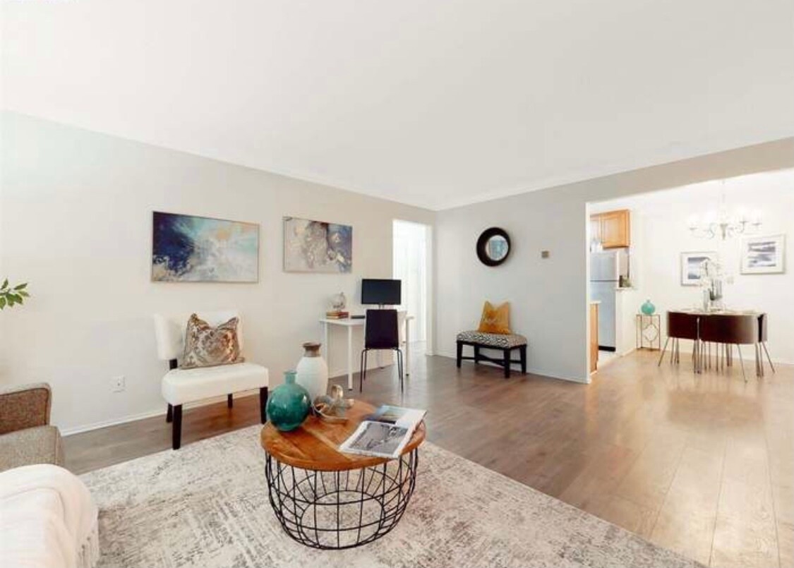 Living room - 2316 Lakeshore Ave