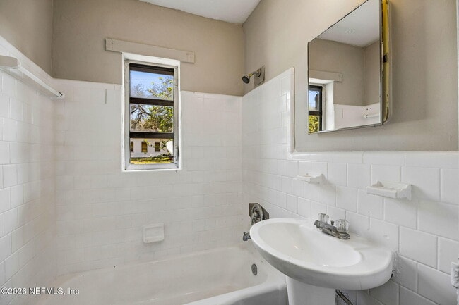 Building Photo - 1627 E 9th St