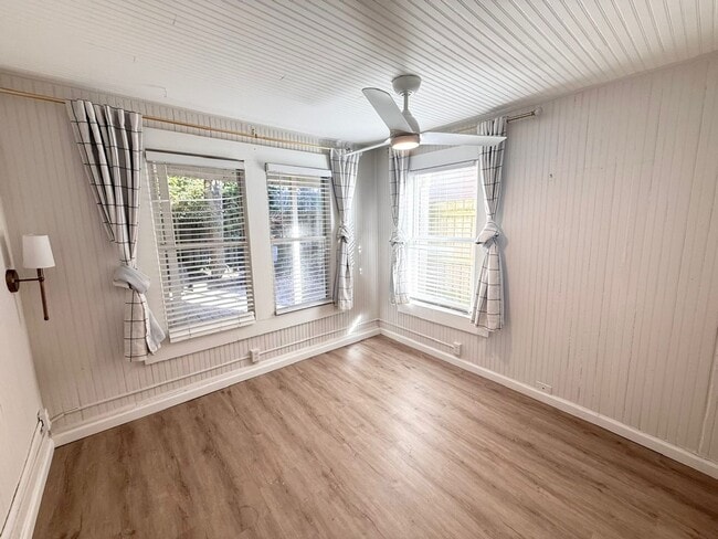 Building Photo - Charming Beachside Rental!