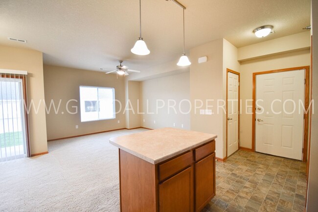 Building Photo - Ground-level condo with 2 bedrooms and 2 b...