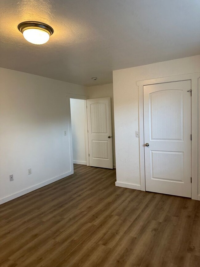 Building Photo - Cute 3 bedroom, 2 bath townhome with Community Pool in Boise