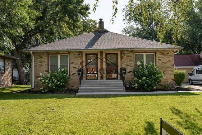 Building Photo - 10th Avenue SE Duplex (OTB 07/31/26)