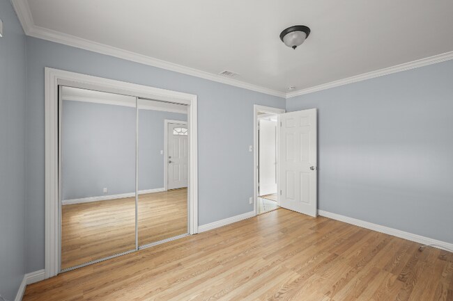 Building Photo - 2905 S Harcourt Ave