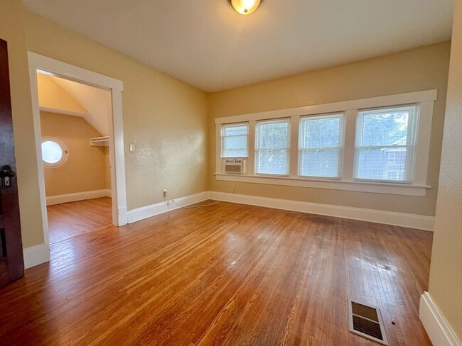 Building Photo - 6 Bedroom on Campus