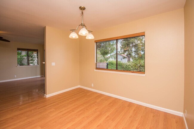 Building Photo - 3 Bedroom La Costa Home!